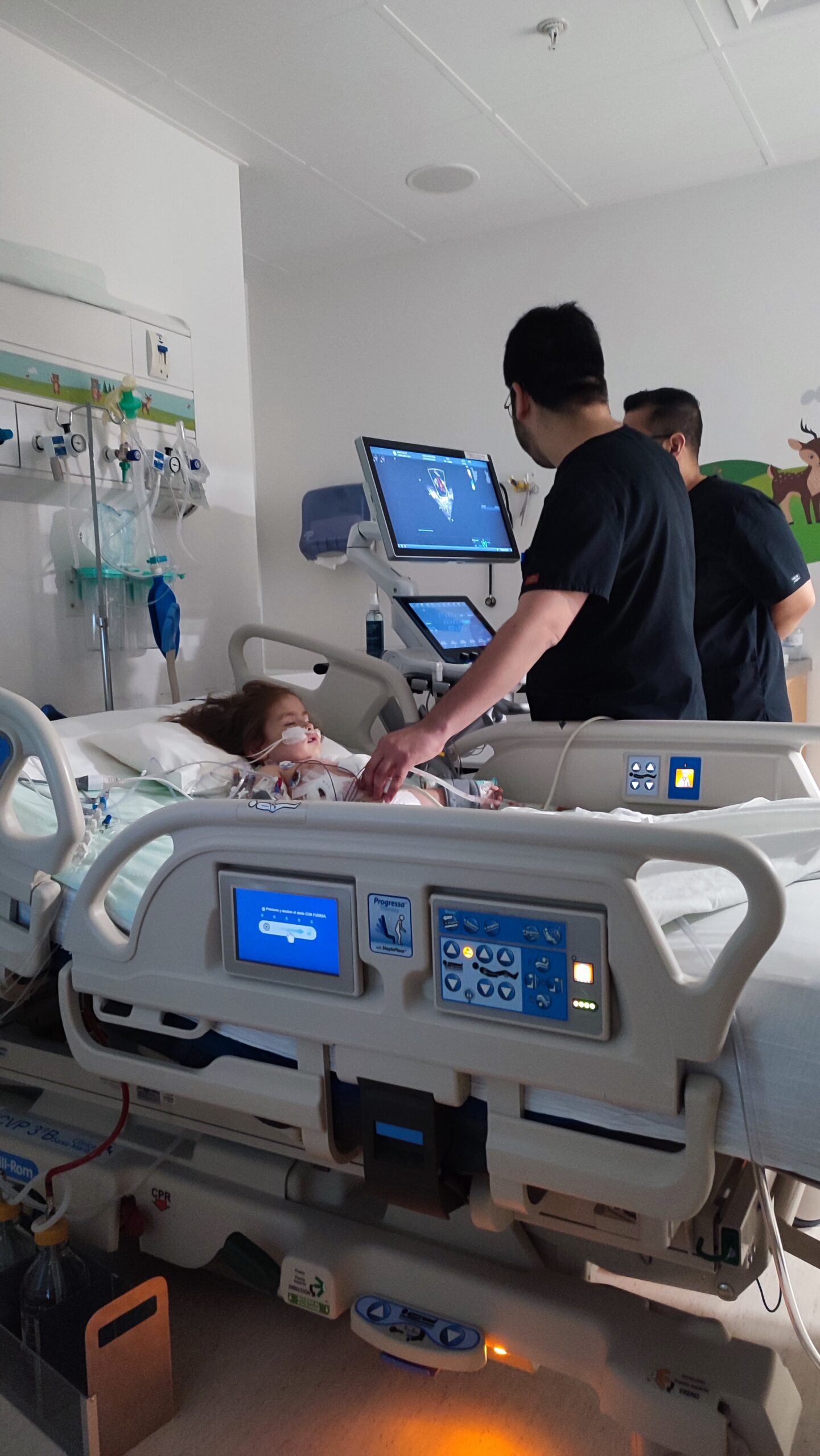 Niño en cama de hospital